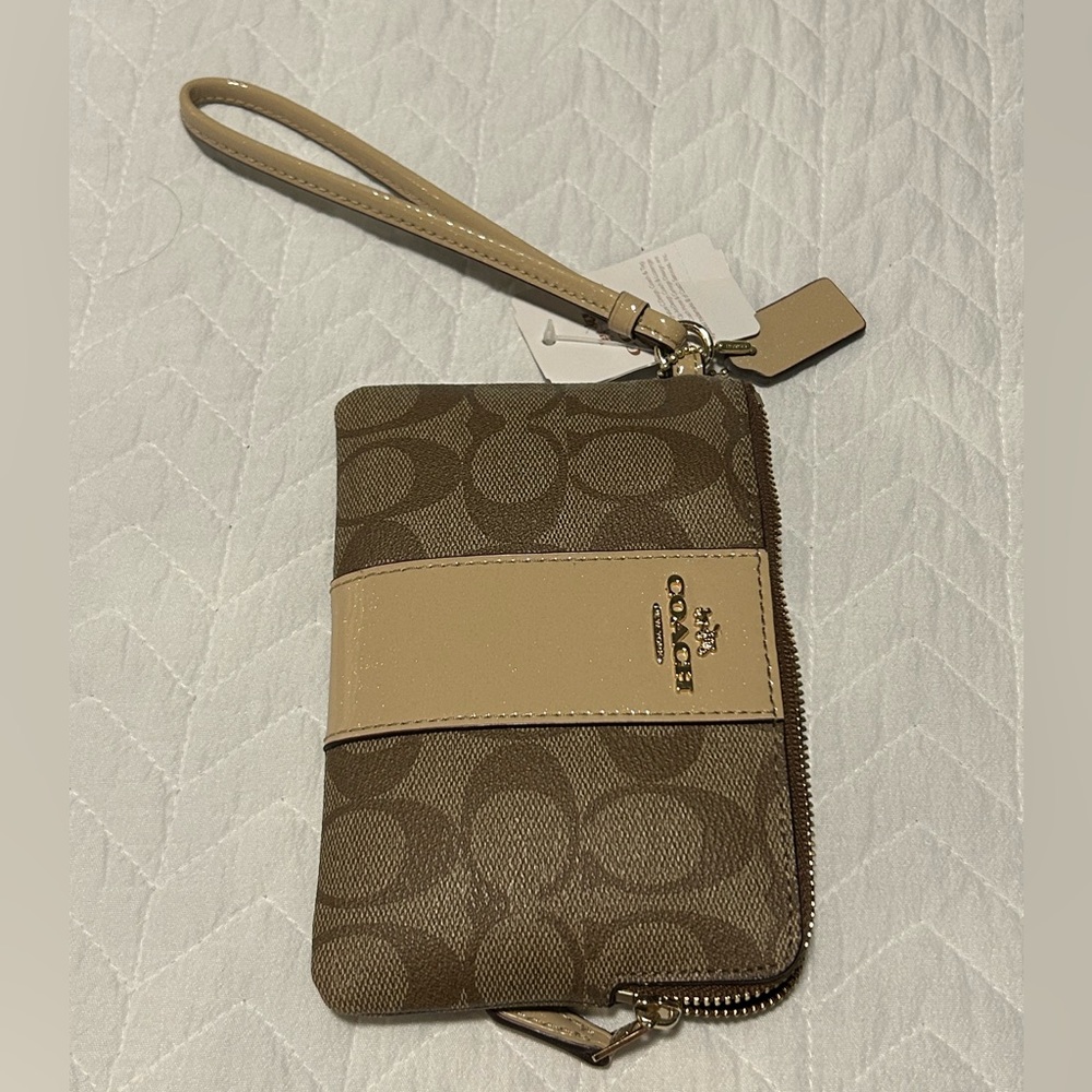 Coach Wristlet tan and gold